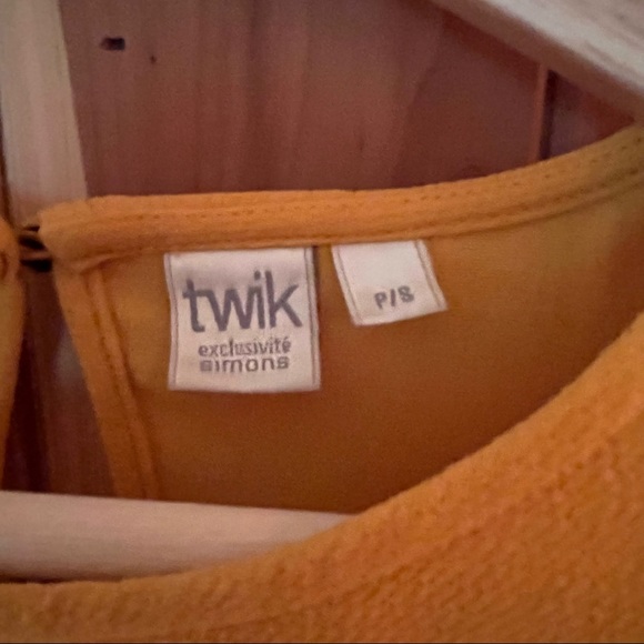 ✨HP✨Twik blouse from Simon’s. Lovely mustard colour. EUC. Small. Open to offers! - Picture 2 of 6